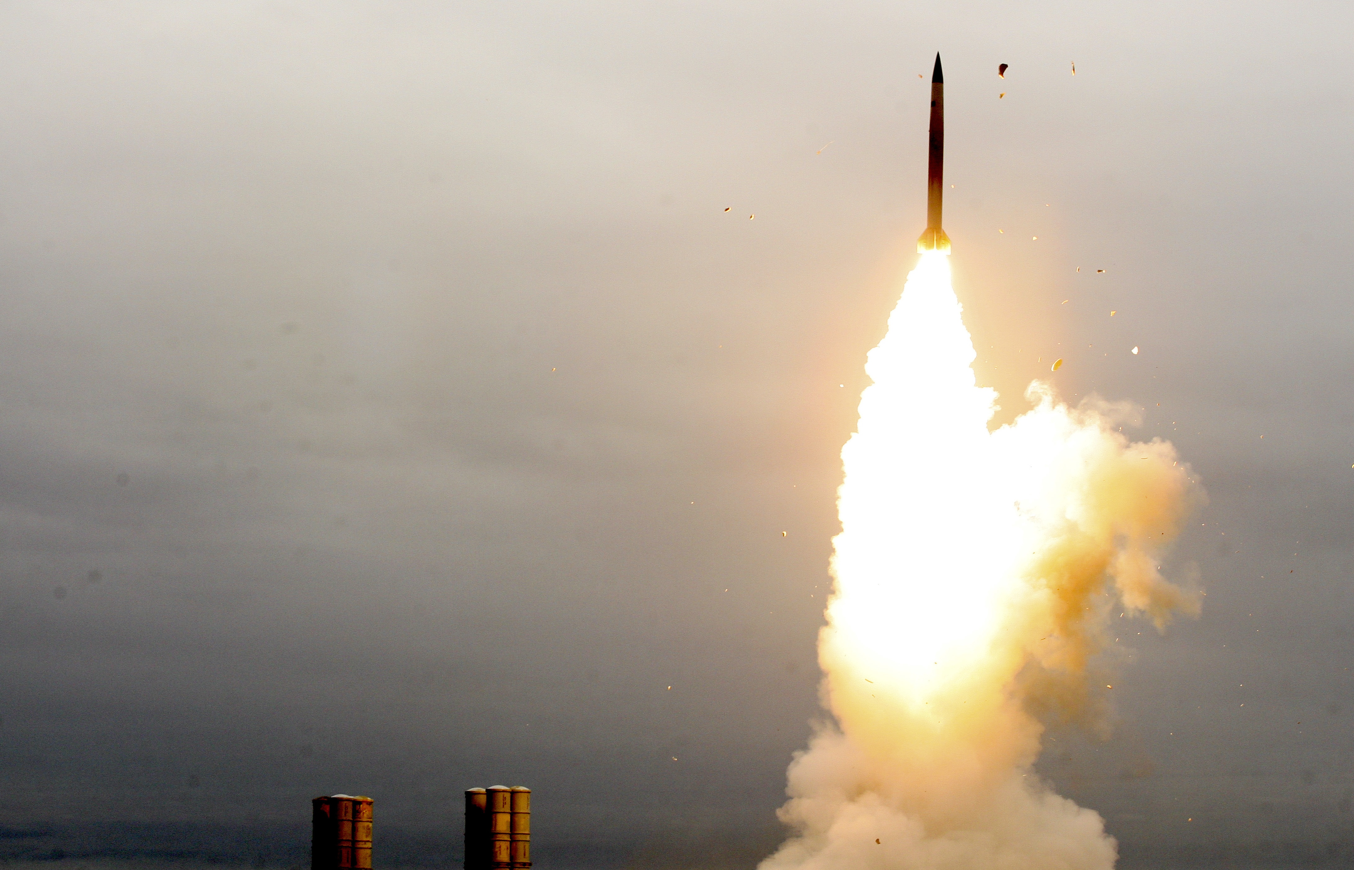 Военные Северного флота открыли огонь из зенитно-ракетных комплексов