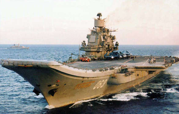 «Адмирал Кузнецов» начал принимать самолеты палубной авиации