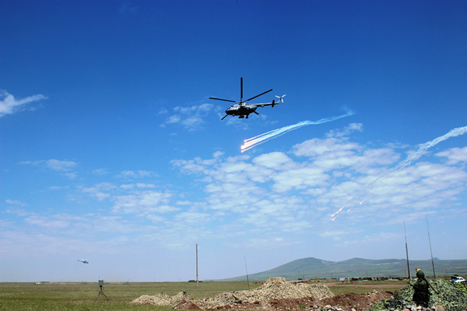 Вертолетчики России учатся поражать условного противника в горах Армени