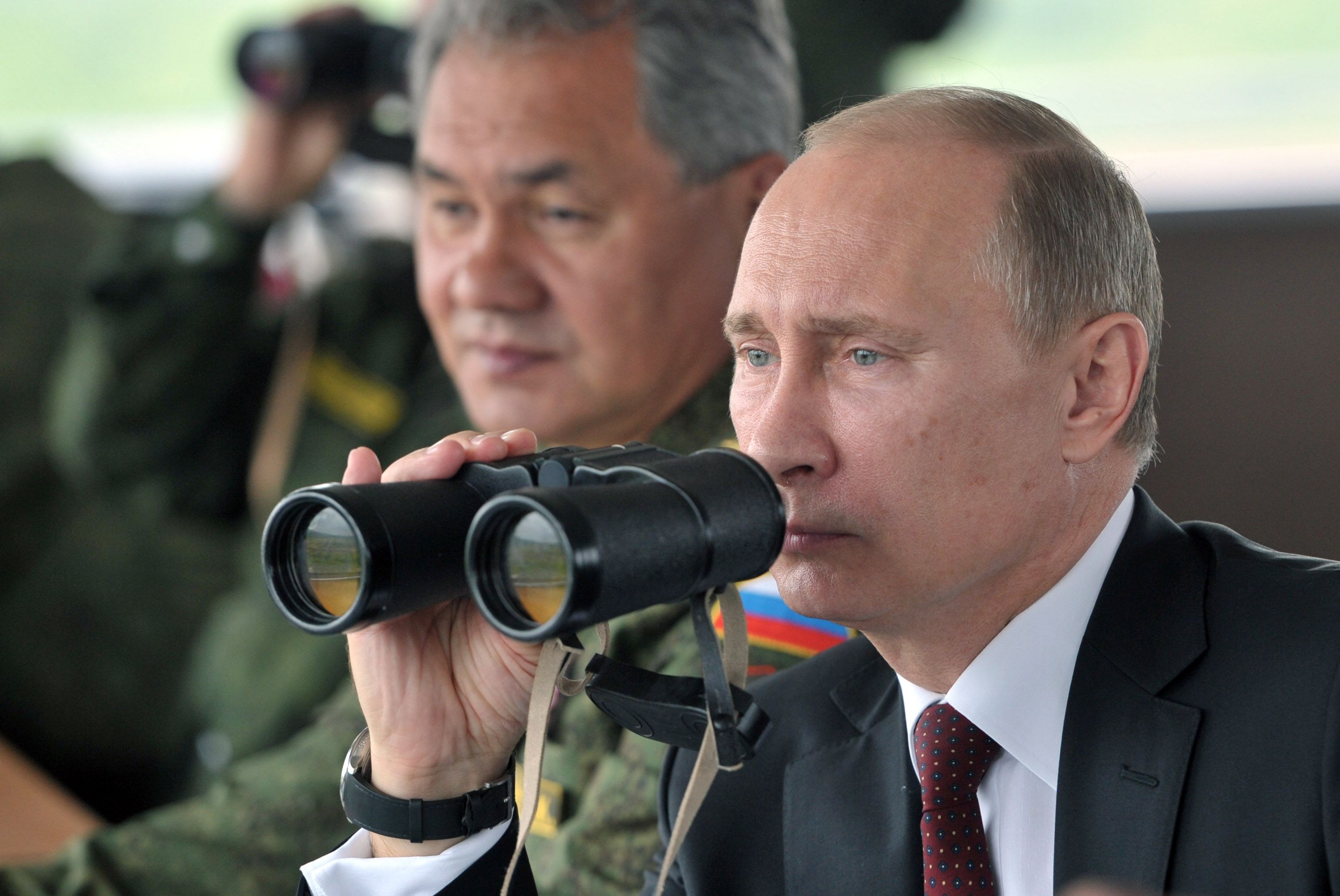 Путин с биноклем