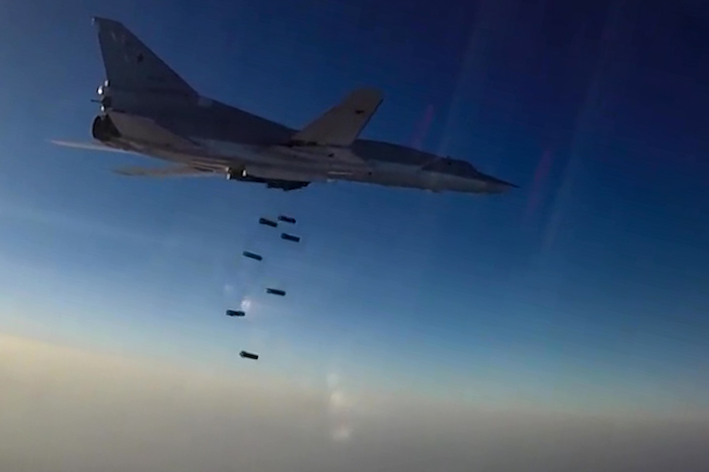 Бомбардировщики ВКС нанесли новый мощный удар по позициям ИГИЛ