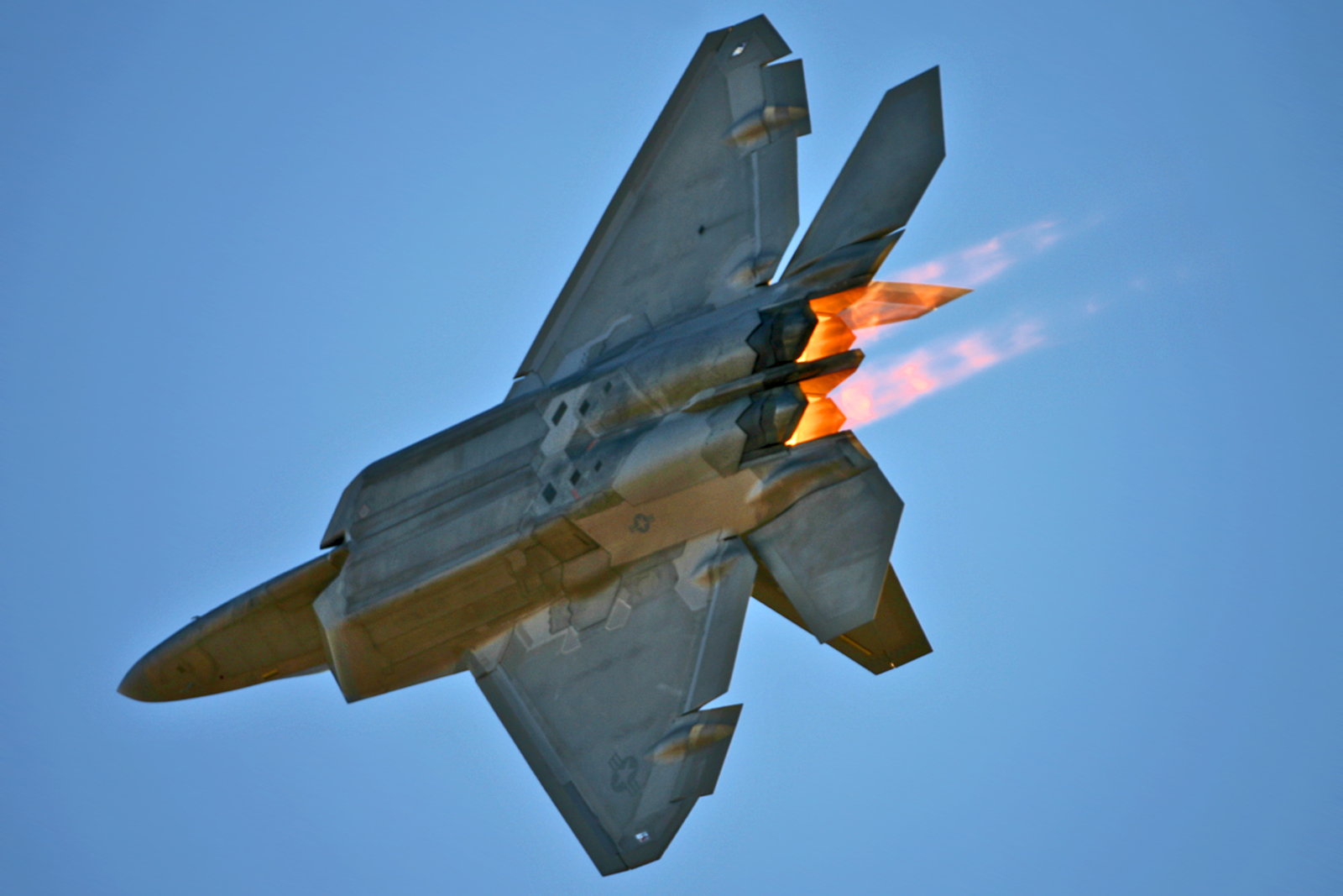 F-22 Raptor против Eurofighter Typhoon на авиашоу