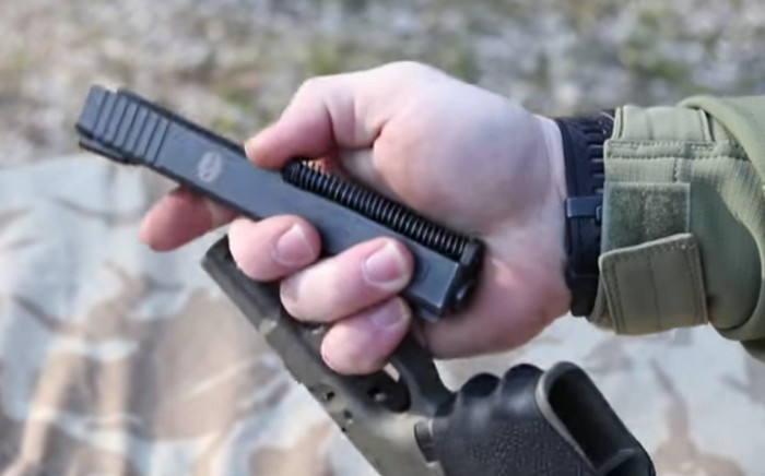 Так ли это просто – собрать Glock 19 одной рукой? Так ли это просто – собрать Glock 19 одной рукой?