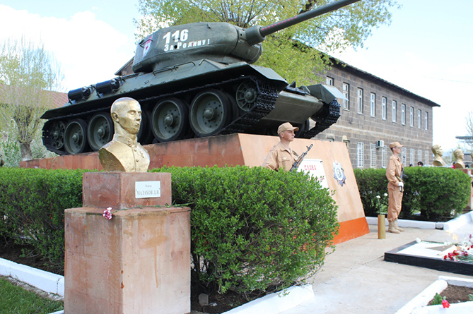 Подготовка ко Дню танкиста проводится на российской военной базе в Армении