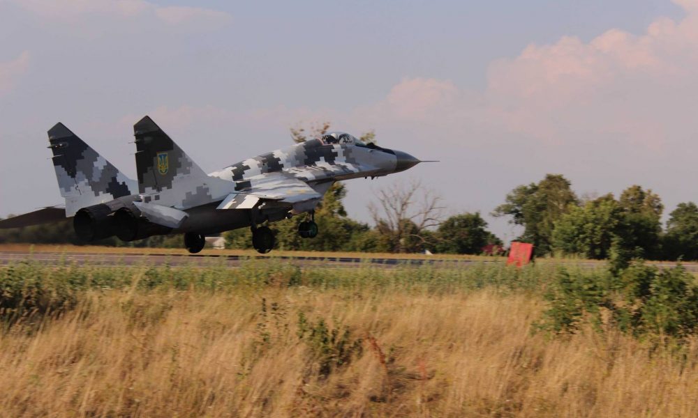 Боевые самолеты приземлились на трассу Киев – Чоп