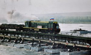 Военные возвели наплавной железнодорожный мост через Волгу