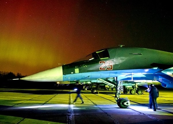 Сверхзвуковые бомбардировщики Су-34 отработали воздушный бой в стратосфере