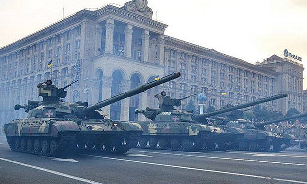 Порошенко вывел на парад танки с нацистскими крестами и польских оккупантов