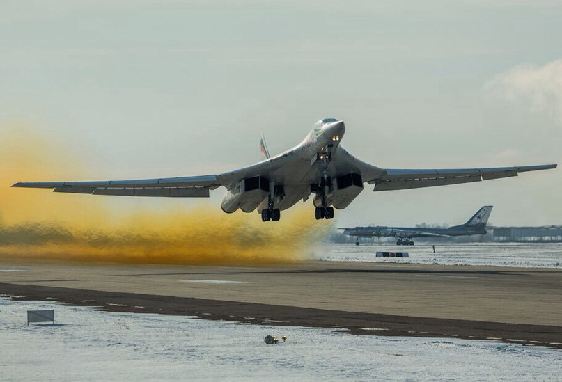 Стратегический бомбардировщик Ту-160М2 - боевая машина будущего