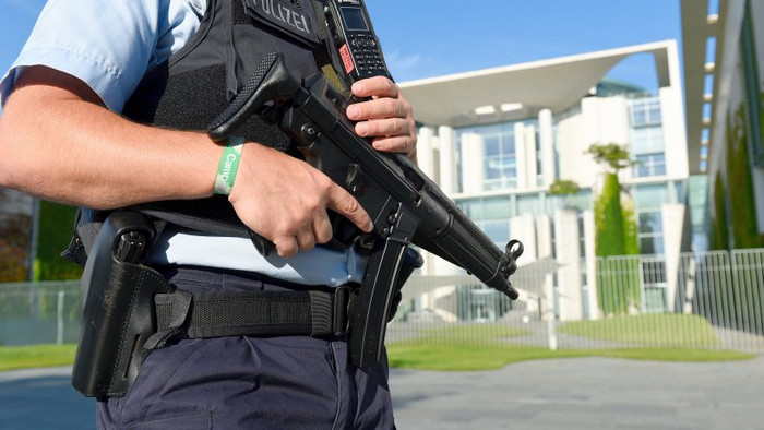 В Германии полиция потеряла пистолет-пулемет, теперь просят вернуть