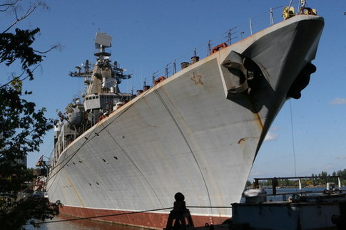 Самое мощное судно ВМФ Украины ржавеет у причала