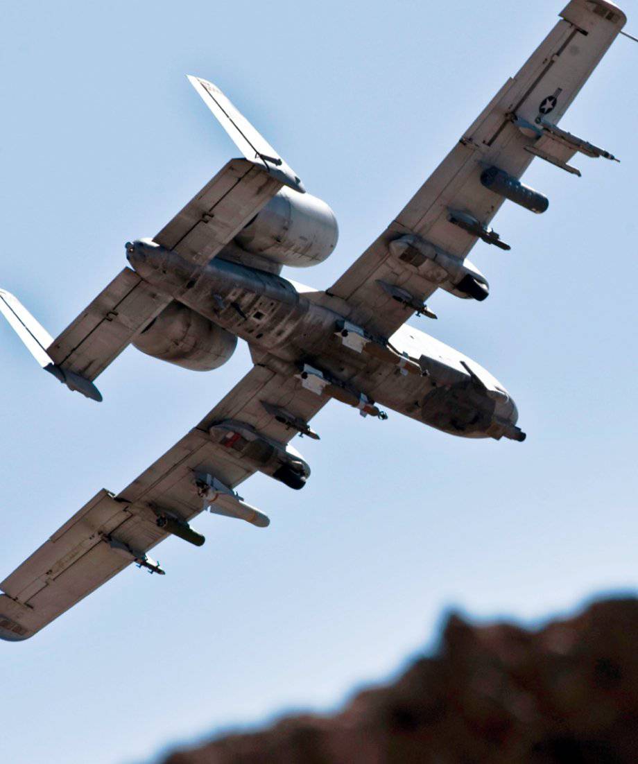 A-10 Thunderbolt II: штурмовик, построенный вокруг авиационной пушки A-10 Thunderbolt II: штурмовик, построенный вокруг авиационной пушки