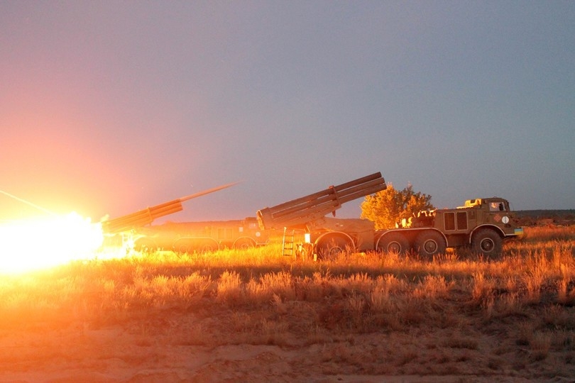 МО Украины показало, как учит артиллеристов обстреливать Донбасс ночью