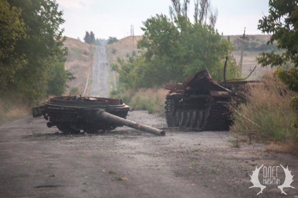 Подбитые украинские Т-64 в Коминтерново и по дороге к нему