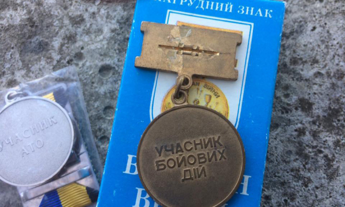 Насмешка судьбы: участнику АТО вручили в военкомате ржавую медаль