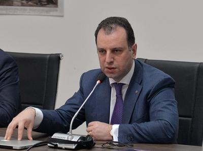 В Армении гражданский министр обороны