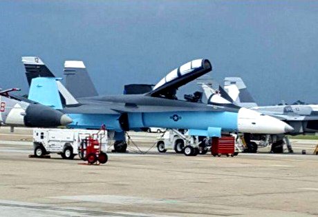 Перекрашенный в российские цвета F/A-18: вот и весь секрет полишинеля