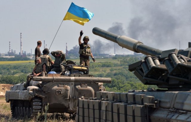 ВСУ наращивают количество тяжелой техники на подступах к Луганску