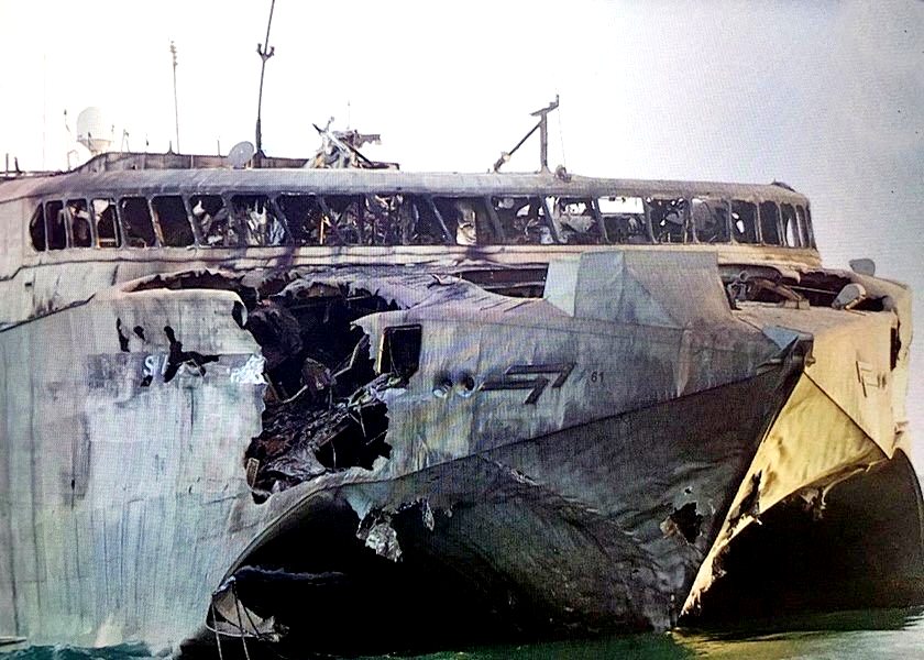 Саудовский корабль Swift после попадания противокорабельной ракеты С-802