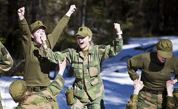 Норвежский армейский эксперимент: парни и девушки в одной казарме
