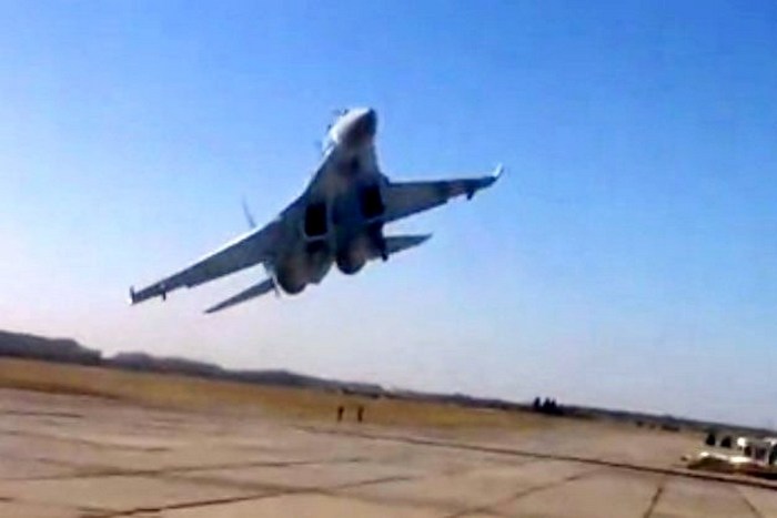 Видео опасного маневра украинского Су-27 взорвало Интернет