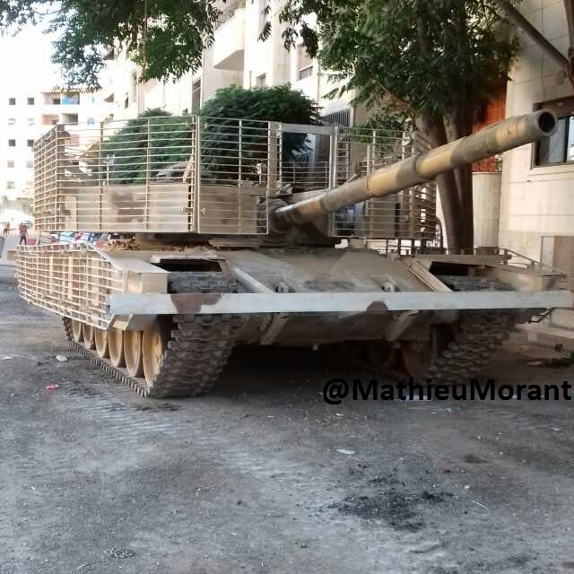 В Сирии 4-я танковая получила новые "сверзащищенные" Т-72