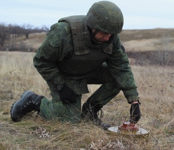 Саперы НМ ЛНР  показали новобранцам, как подрывать украинские мины