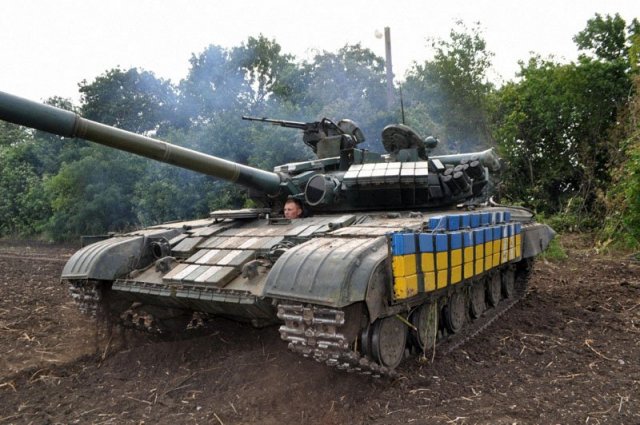 Украинские каратели из танка открыли огонь по протестующим мирным жителям
