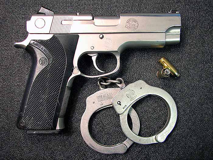 Пистолет Smith & Wesson Model 1076