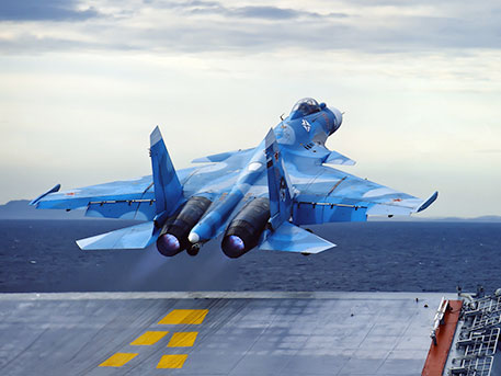 Взлет Су-33 с палубы «Адмирала Кузнецова»: чем уступают авианосцы НАТО