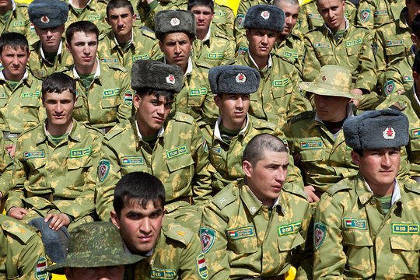 Российские военные занялись боевой подготовкой таджикских коллег