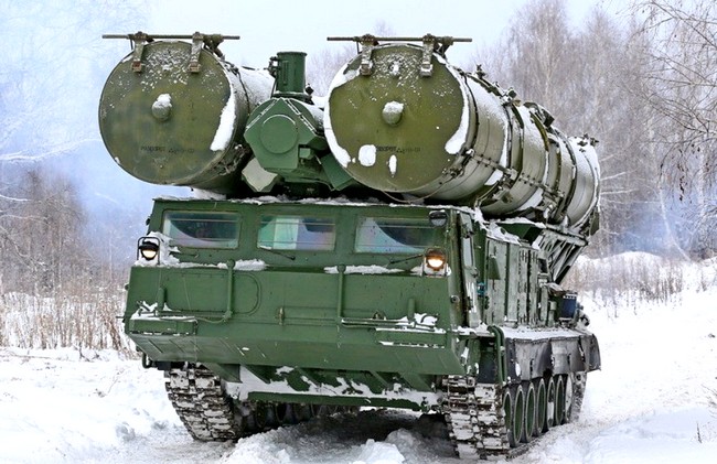 Комплексы С-300В4 выдвинулись на позиции в Подмосковье