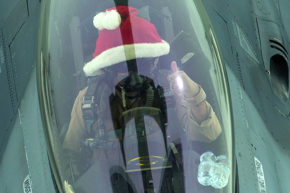 Пилоты американских ВВС летают над Ираком в шапках Санта-Клауса