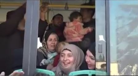 Бывшие заложники боевиков возвращаются в Алеппо из городов Идлиба