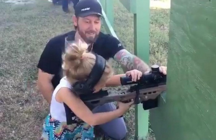 Трехлетняя девочка уверенно управляется с винтовкой