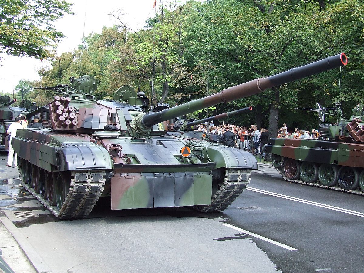 Зависть и слабость. Польша раскритиковали подаренные Сербии Т-72 и БРДМ-2