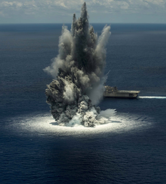 Американские ВМС испытывают свои корабли на прочность взрывами