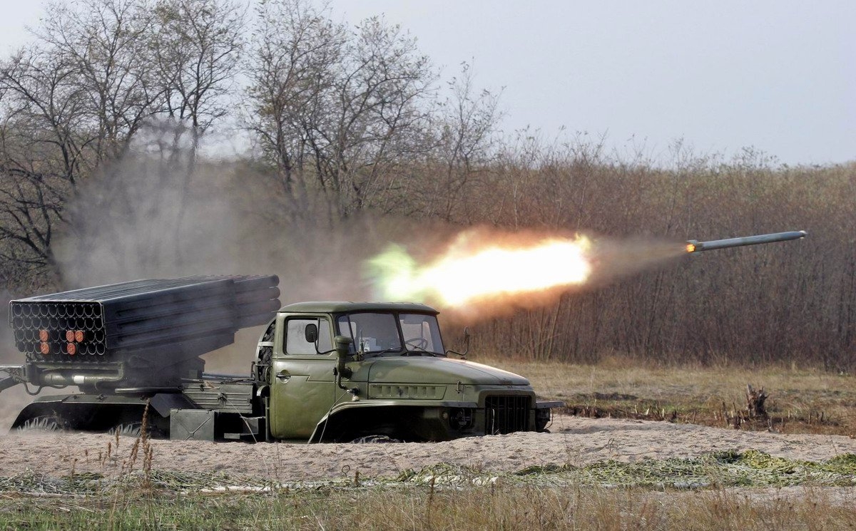 Украинские силовики открыли массированный огонь из РСЗО на юге ДНР Украинские силовики открыли массированный огонь из РСЗО на юге ДНР