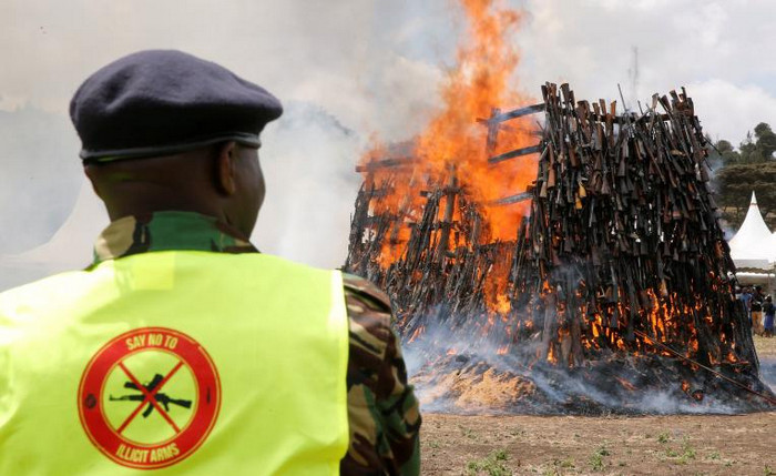 В Кении сожгли пять тысяч единиц нелегального оружия