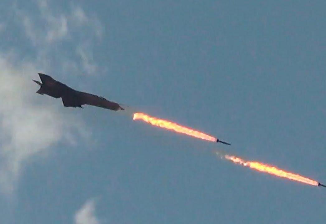 Битва за Дейр-эз-Зор: авиация Сирии разнесла топливный склад террористов