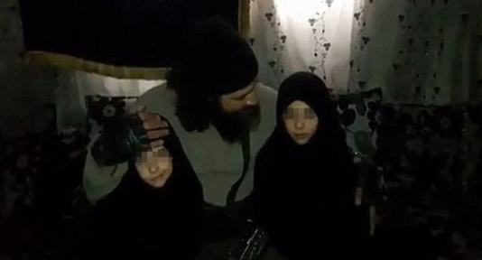 ИГИЛ обнародовали видео прощания родителей с маленькими дочками-смертницами