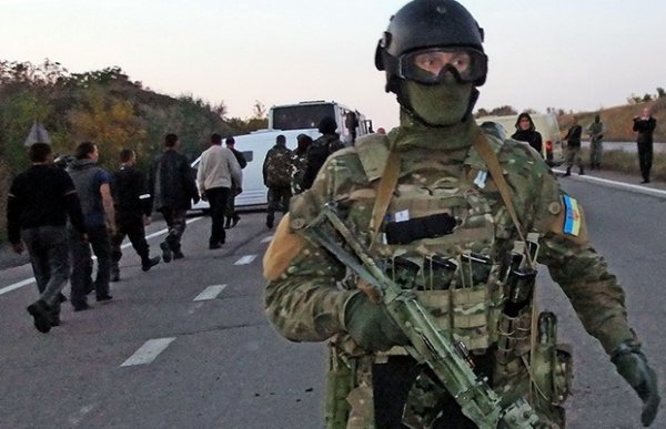 Киев устроил провокационное шоу во время передачи пленных