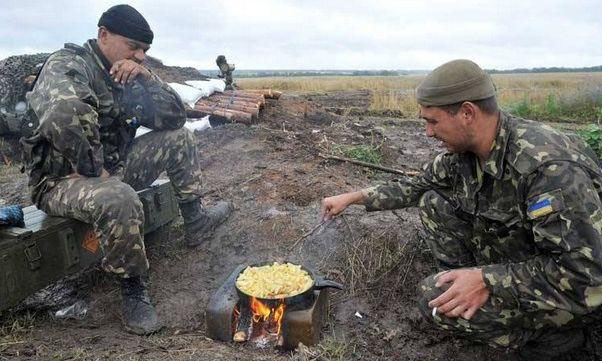 Будни ВСУ: солдаты мерзнут в окопах и топят «буржуйки» своими валенками