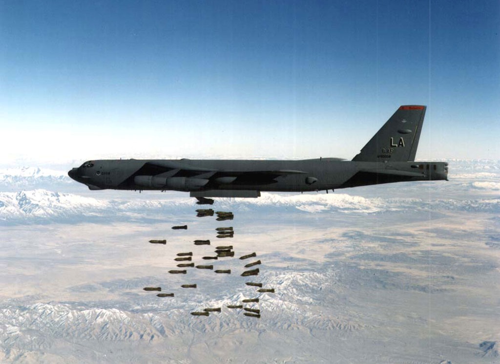 Бомбардировщик США B-52 нанес удар в Сирии: убиты десятки мирных жителей