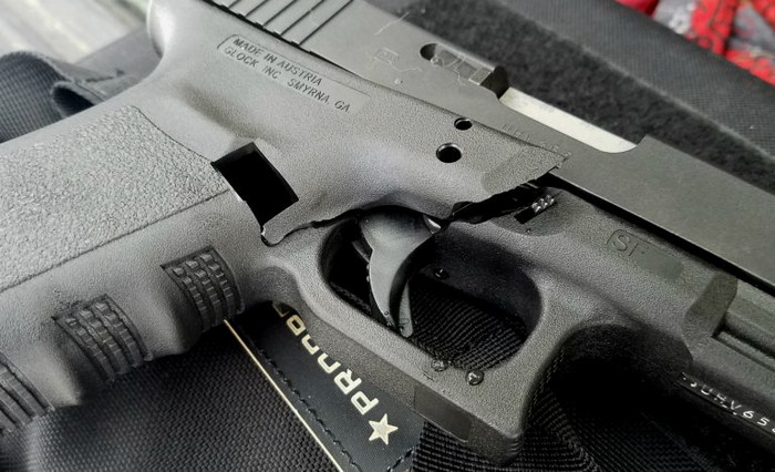 Испытания пистолета Glock 20 со взрывными последствиями