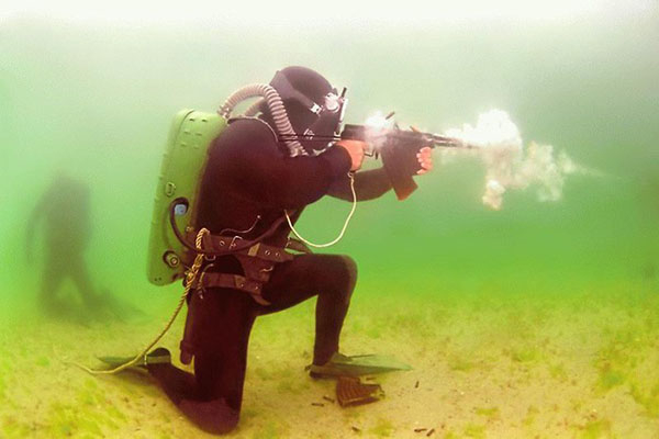 Росгвардия получит двухсредный автомат для эффективной стрельбы под водой