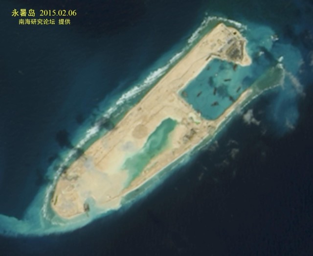 Китайские рукотворные острова против  ВМС США