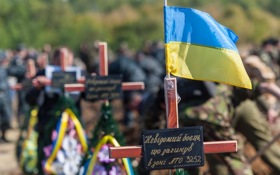 Пьяный украинский солдат случайно застрелил себя в грудь Пьяный украинский солдат случайно застрелил себя в грудь