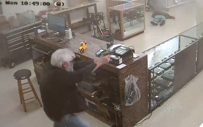 Владелец оружейного магазина застрелил вооруженного грабителя