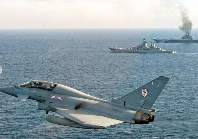 Фото сопровождения «Адмирала Кузнецова» британскими истребителями